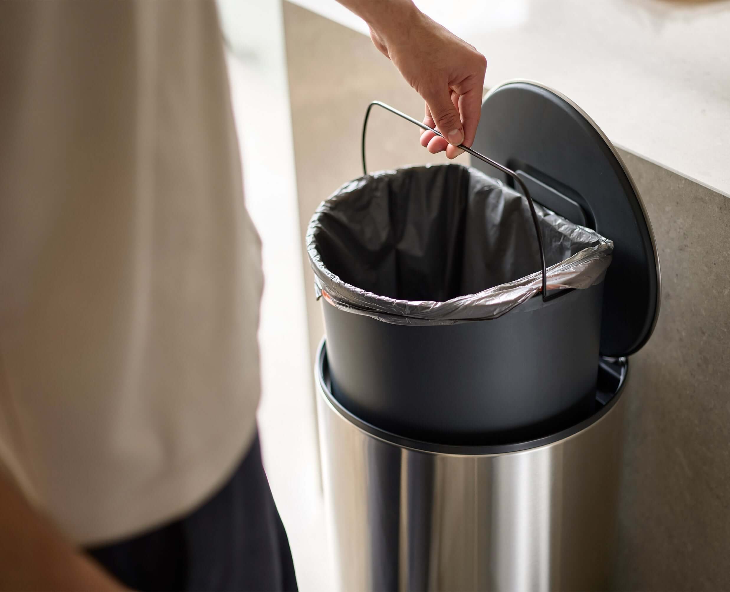 Arc™ 30L Easy-push Pedal Bin Starter Set